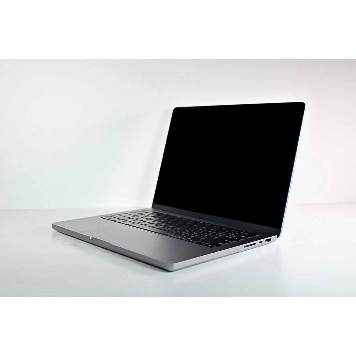 Apple MacBook Pro 14” · Chip M5 24GB 1TB